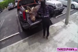 Mujer masturba a niño