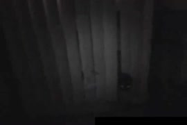 Quiero ver una mujer culiando con dos hombres del pene grande