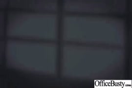 Patrona tocando a empleada mientras duerme porno