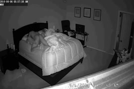 Milf madura toma una gran polla delante de su novio y se corre en la cara.