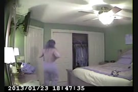 Masturbación en la cama en la habitación.
