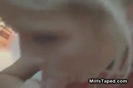 Milf rubia caliente con tatuajes follada por una polla enorme.