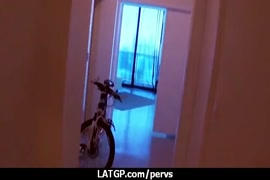 Imagen de jovencita haciendo sexo oral a maduros