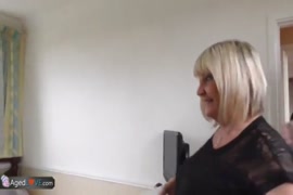 Imagen de mujeres metiendose objetos como palos , en la vagina