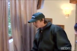 Hermana invita a hermano menor a tener sexo con ella