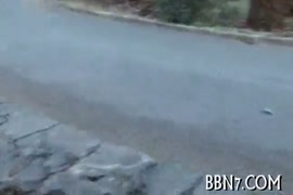 Pantimedias y pies descalzos en el coche.